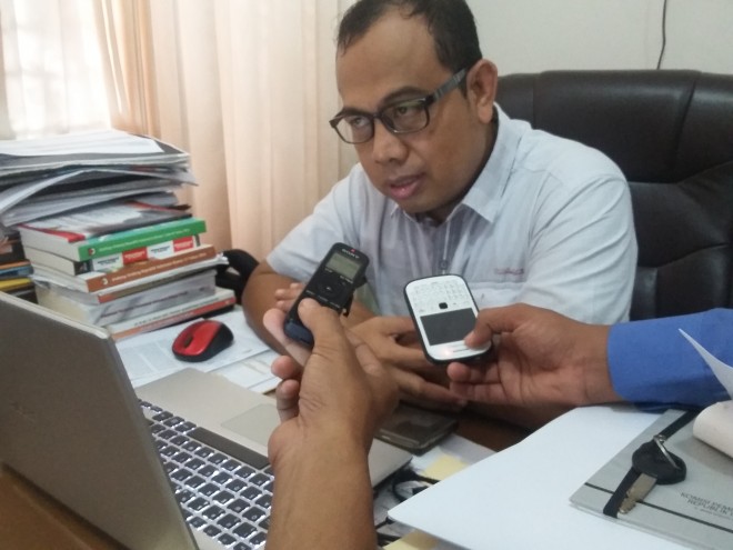 M Sanusi, komisioner KPU Provinsi Jambi ketika diwawancarai sejumlah media diruang kerjanya